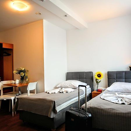 Hostel Evotel Zielonka  Extérieur photo