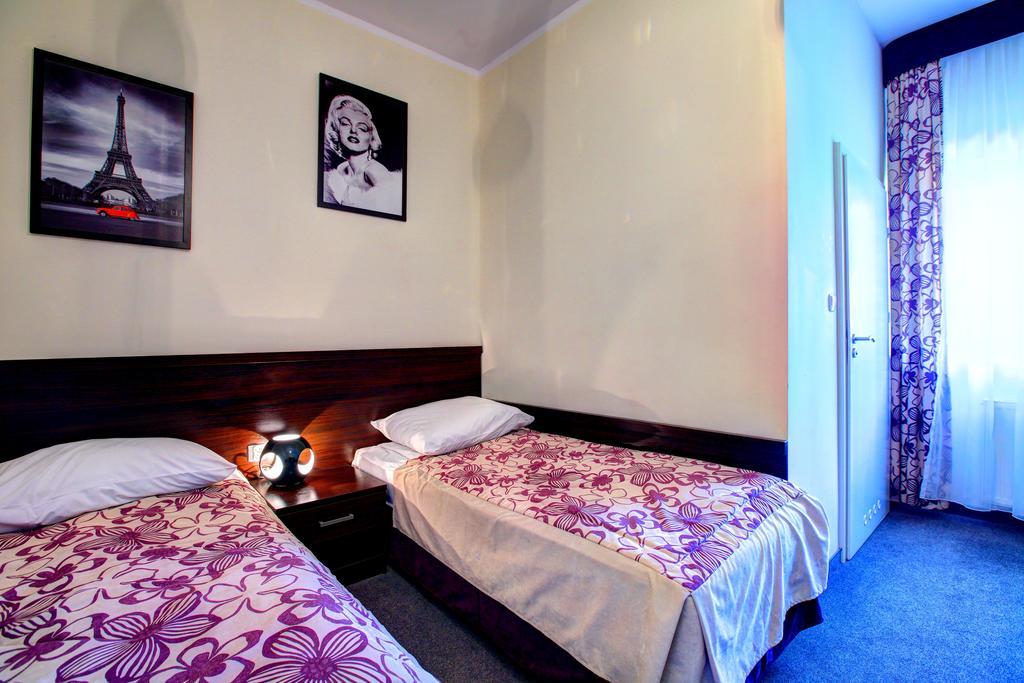 Hostel Evotel Zielonka  Extérieur photo